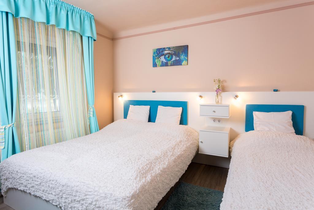 Szivárvány Panzió Szeged Quarto foto